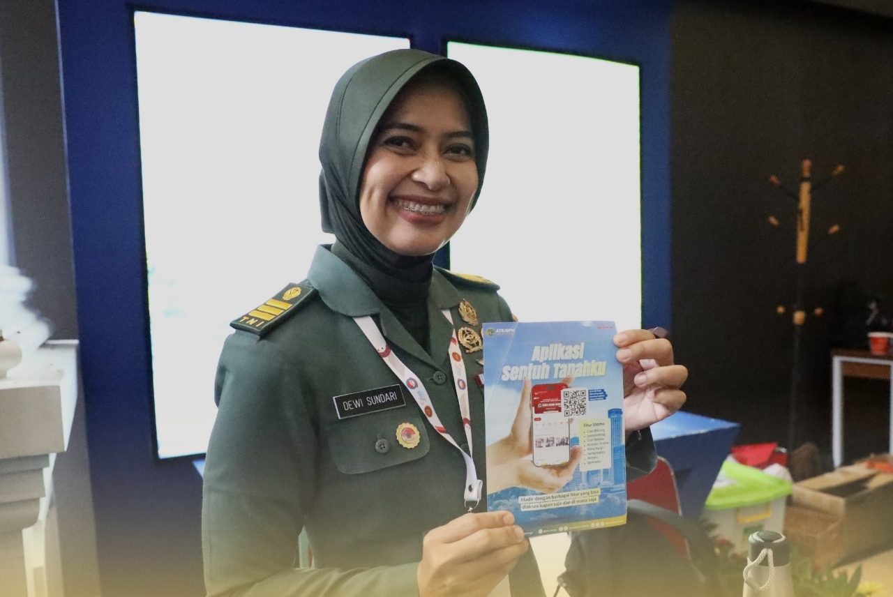 Pengunjung booth ATR BPN di Universitas Pertahanan Bogor.