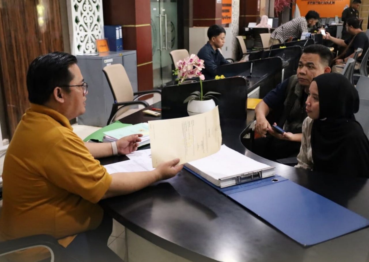 Warga ambil hasil roya lewat PELATARAN di Bandung.