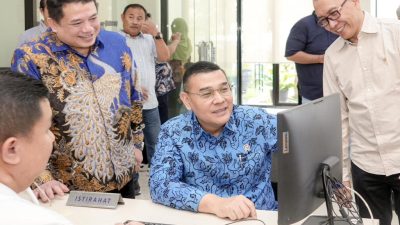 Wamen Ossy serahkan sertipikat di Kantah Kabupaten Pasuruan.