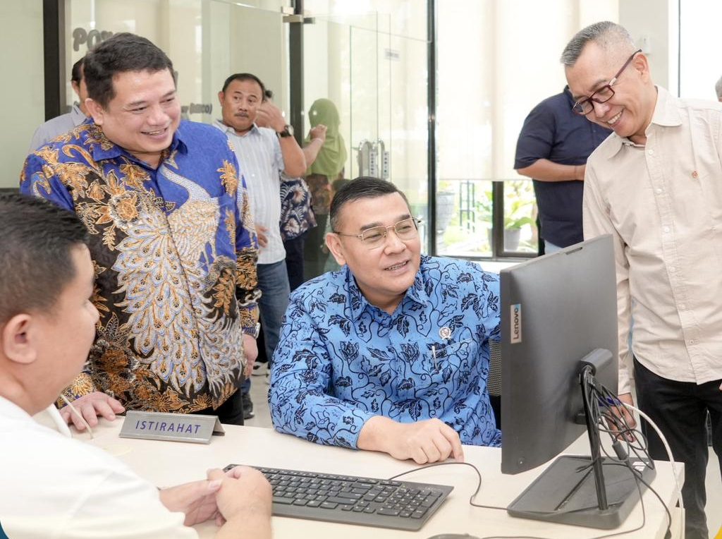 Wamen Ossy serahkan sertipikat di Kantah Kabupaten Pasuruan.