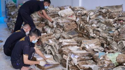 Kepala ANRI memberikan arahan kepada taruna STPN dalam kegiatan restorasi arsip.