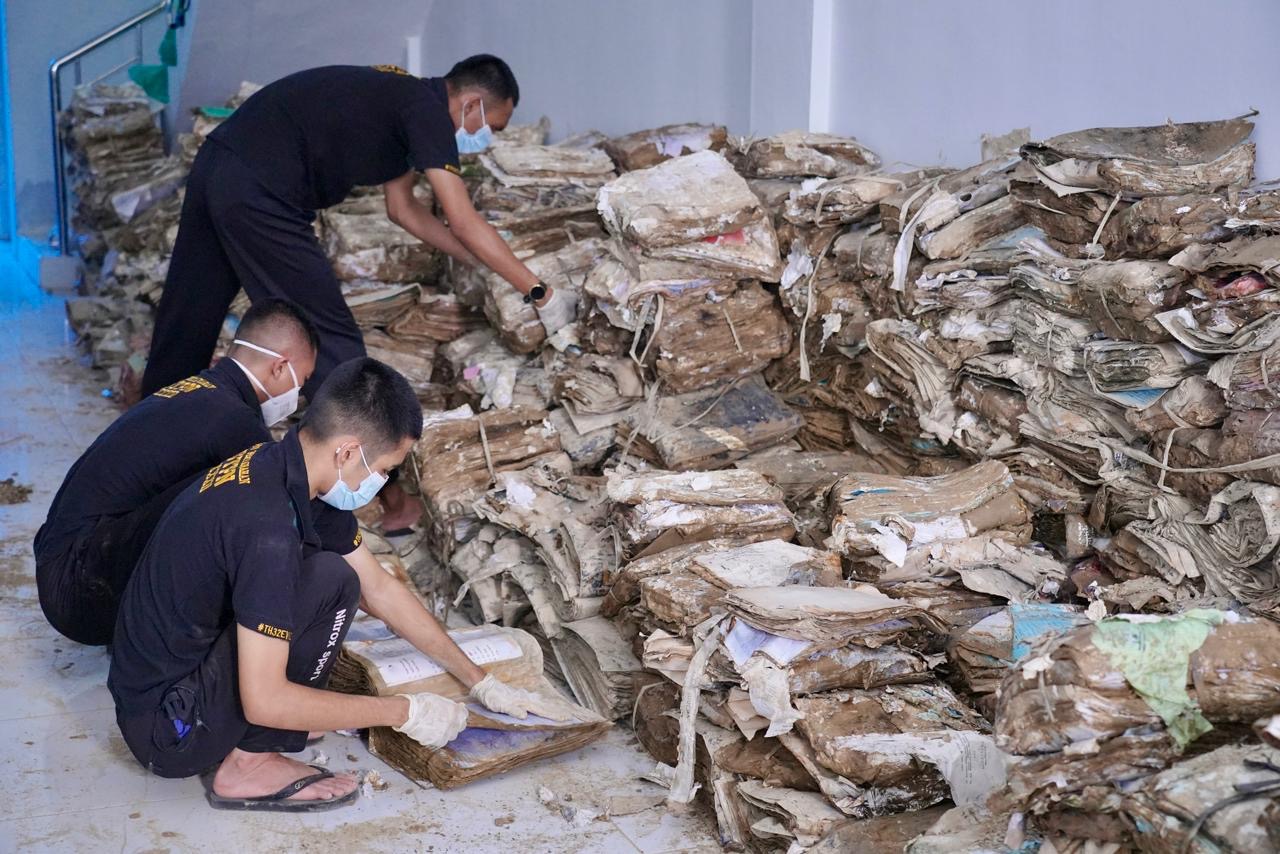 Kepala ANRI memberikan arahan kepada taruna STPN dalam kegiatan restorasi arsip.