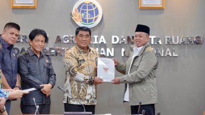 Penyerahan Persub RTRW Sulawesi Utara oleh Menteri ATR/BPN.