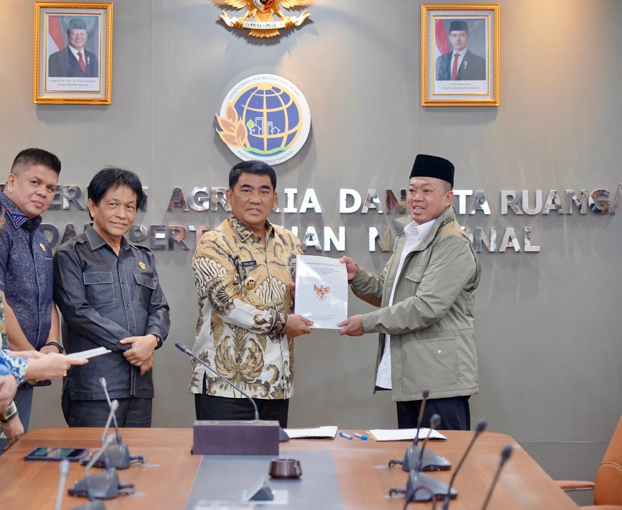 Penyerahan Persub RTRW Sulawesi Utara oleh Menteri ATR/BPN.