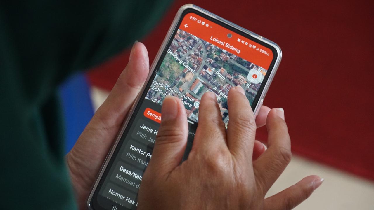 Pengguna aplikasi Sentuh Tanahku di Kantor Pertanahan Yogyakarta.