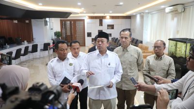 Menteri ATR/BPN Nusron Wahid saat memberikan keterangan terkait kasus sertipikat tanah.
