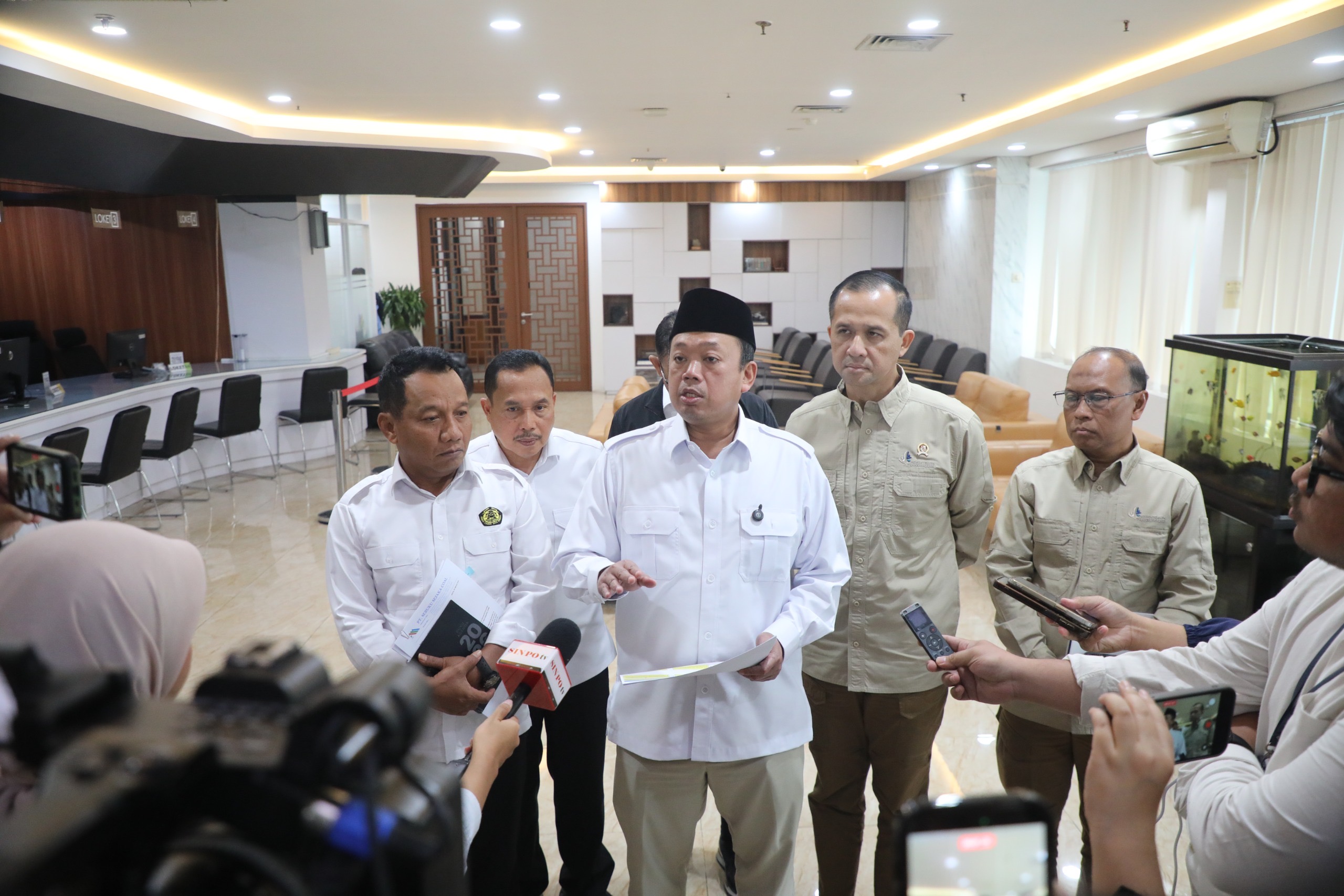 Menteri ATR/BPN Nusron Wahid saat memberikan keterangan terkait kasus sertipikat tanah.