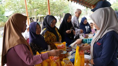 Warga Desa Mampari membeli sembako pada pasar murah Disperindag Balangan di Kecamatan Batumandi.
