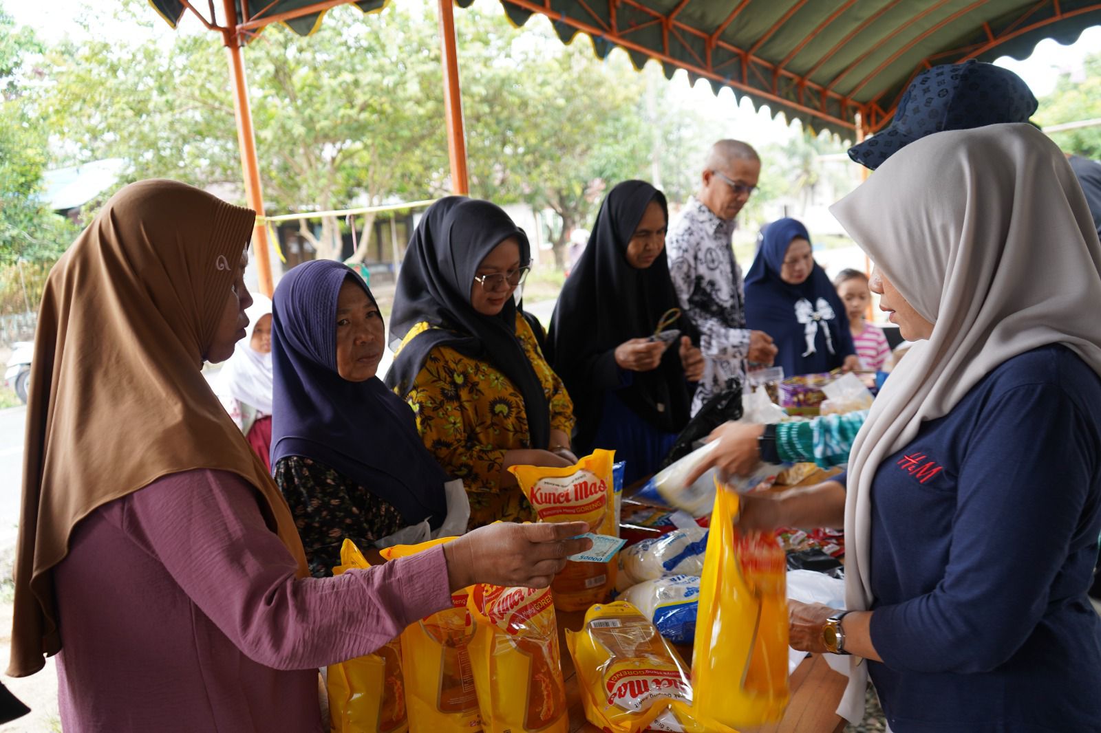 Warga Desa Mampari membeli sembako pada pasar murah Disperindag Balangan di Kecamatan Batumandi.