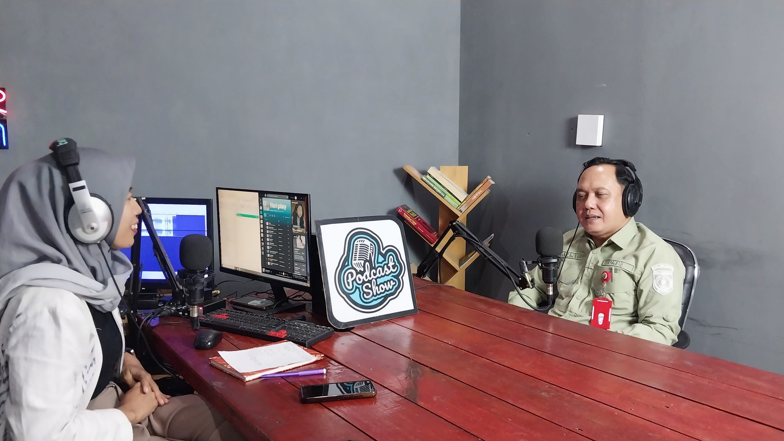 Rizkianor Fauzi dalam siaran program Cerita Tani DKP3 Balangan di Radio Gelora Sanggam 91.3 FM.