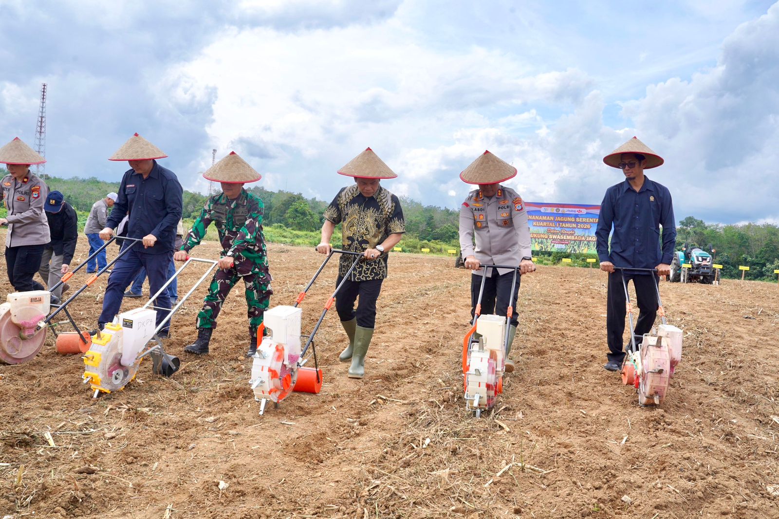 Penanaman jagung serentak oleh Pemkab dan Polres Balangan di Paringin Selatan.