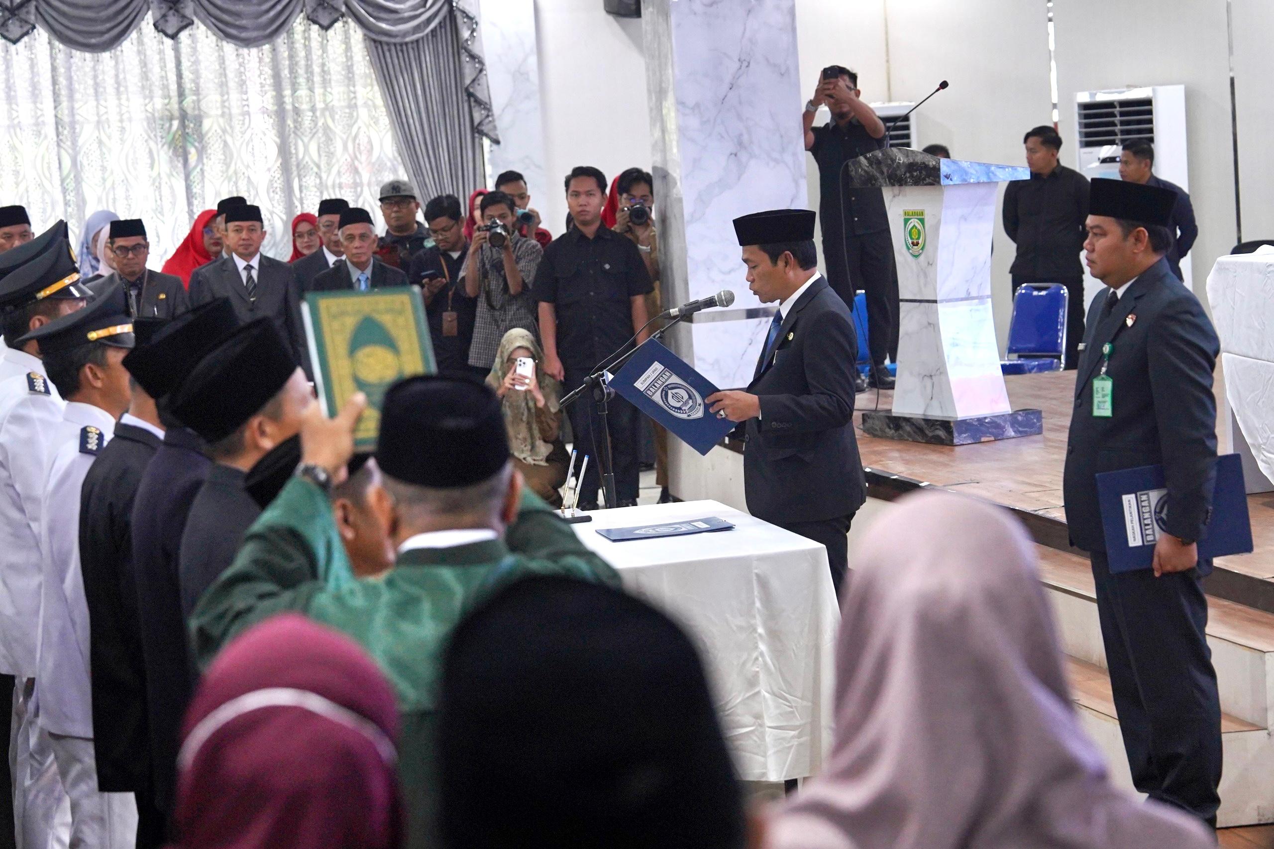Bupati Balangan melantik pejabat administrator dan pengawas di Aula Mahligai Mayang Maurai.