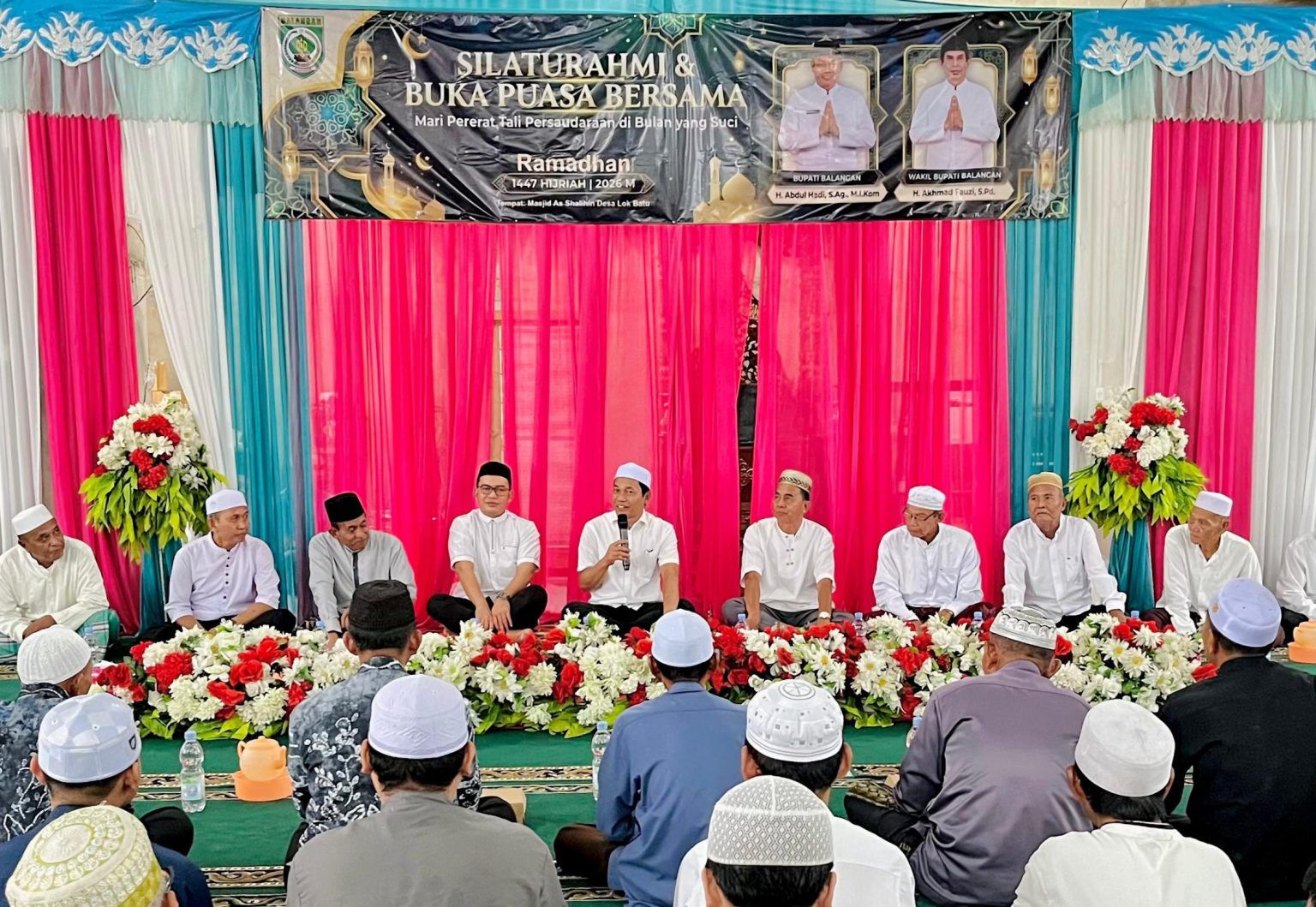 Bupati Balangan menghadiri buka puasa bersama masyarakat di Masjid Assalihin Desa Lok Batu.