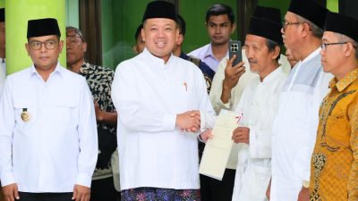 Nusron Serahkan Sertipikat Wakaf, Ajak Percepatan