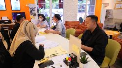 Warga mengurus sertipikat tanah di Kantah saat Ramadan.