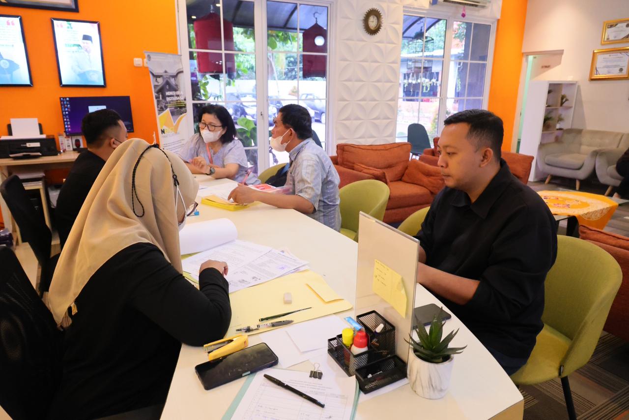 Warga mengurus sertipikat tanah di Kantah saat Ramadan.