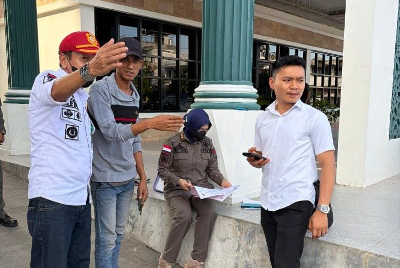 Petugas Satpol PP Balangan menertibkan gerobak mainan di Taman Siring Paringin.