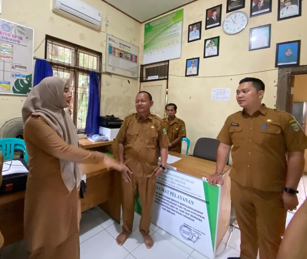 Tim DP3A P2KB PMD Balangan saat monitoring desa di Kecamatan Awayan.