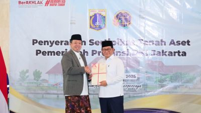 Penyerahan sertipikat tanah kepada Pemprov DKI Jakarta oleh Menteri ATR/BPN.