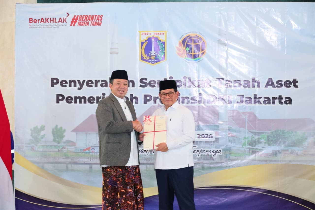 Penyerahan sertipikat tanah kepada Pemprov DKI Jakarta oleh Menteri ATR/BPN.