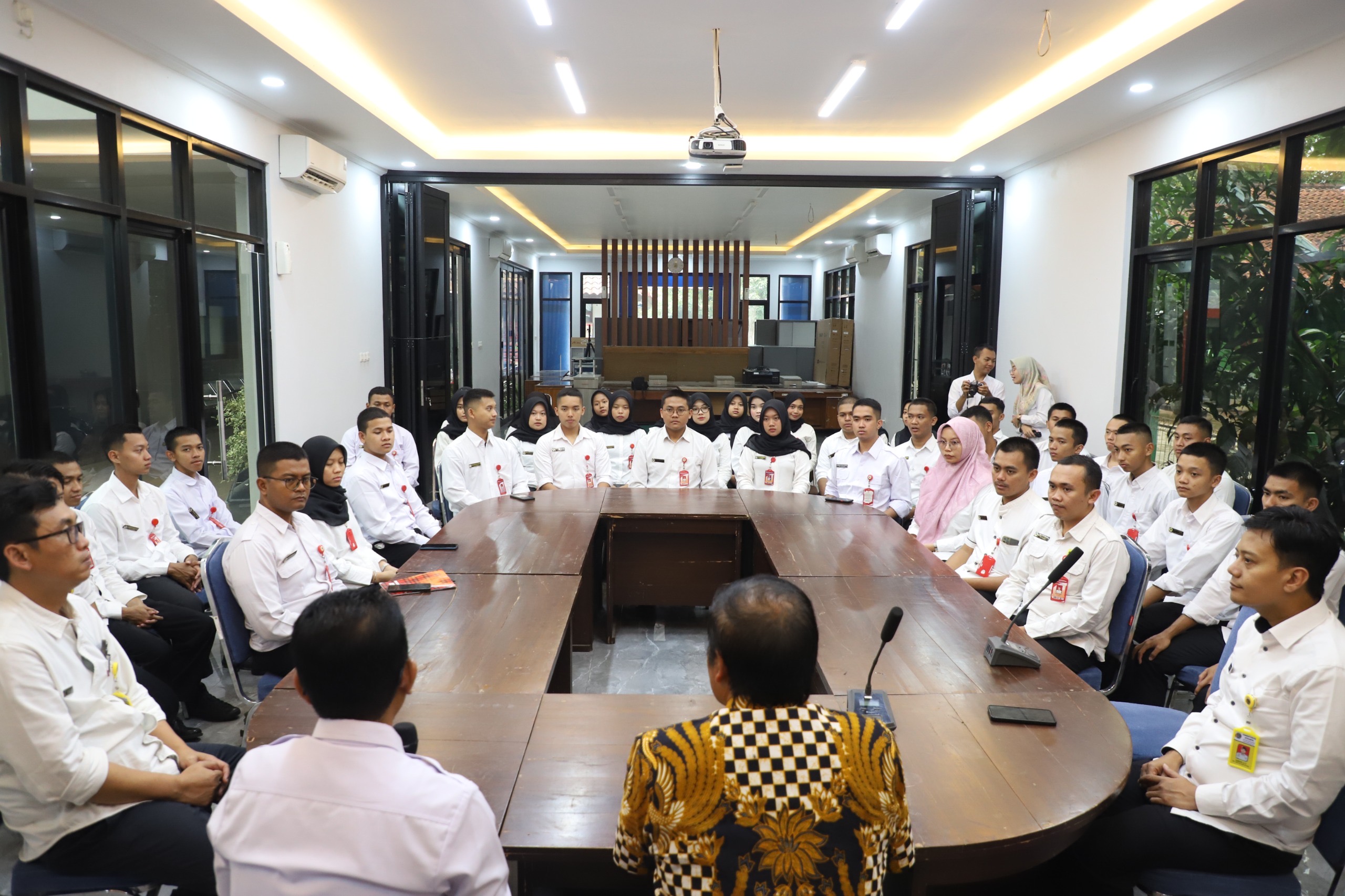 Taruna STPN melakukan pemetaan dan verifikasi data pertanahan di lapangan.