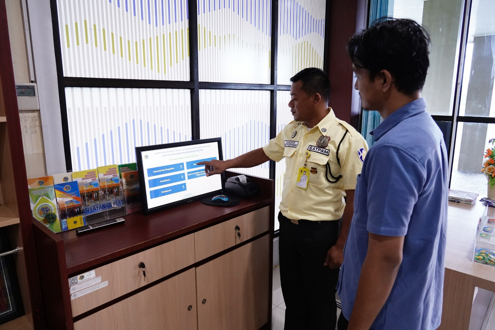 Proses pengurusan sertipikat tanah di kantor pertanahan.