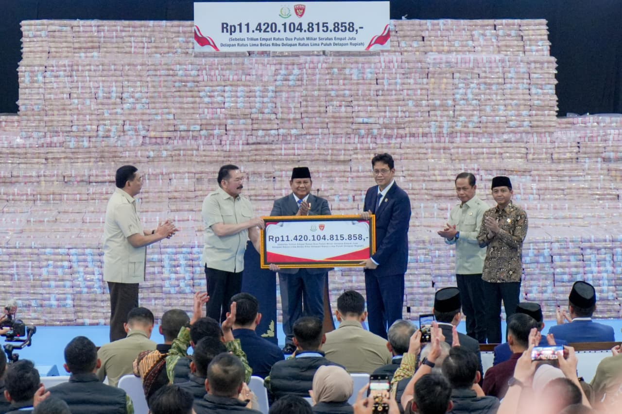 Penyerahan denda administratif Satgas PKH di Jakarta.