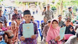 Penyerahan sertipikat tanah kepada Mbah Tupon.