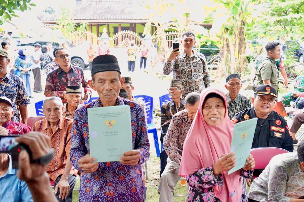 Penyerahan sertipikat tanah kepada Mbah Tupon.