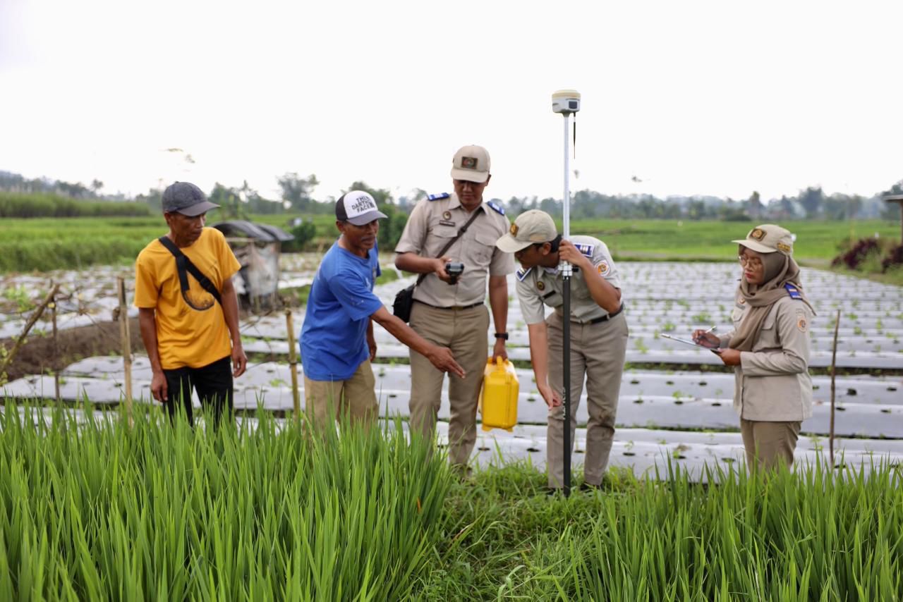 Ilustrasi program PTSL untuk sertipikat tanah.