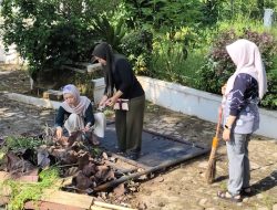 Sekretariat DPRD Balangan Tingkatkan Kekompakan Lewat Jumat Bersih