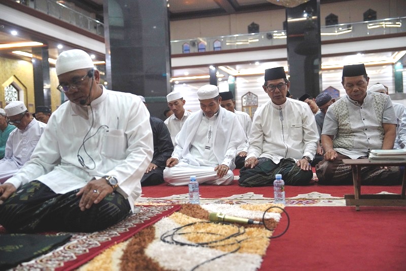 Calon jemaah haji Balangan mengikuti salat hajat bersama di Masjid Agung Al-Akbar