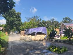 Fuso Bermuatan Semen Terguling di Tanjakan Paringin, Arus Sempat Macet