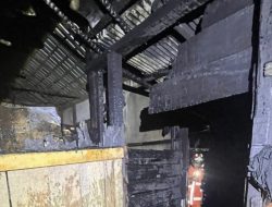 Korsleting Listrik Picu Kebakaran Dini Hari di Desa Merah Awayan