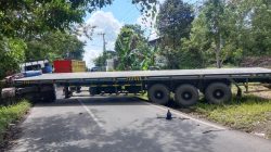Truk Semi Trailer Melintang di Jalan, Pengendara Putar Balik