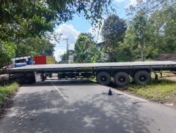 Truk Semi Trailer Melintang di Jalan, Pengendara Putar Balik