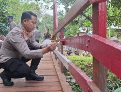 Kapolres Balangan Pimpin Gotong Royong Pengecatan Jembatan Merah Putih di Mampari