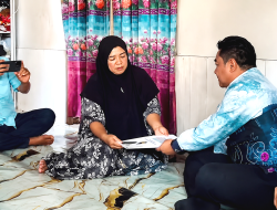 Direksi PTAMSB Serahkan Tali Asih untuk Keluarga Korban Tenggelam