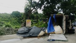 Gagal Menanjak, Truk Fuso Bawa Semen Terbalik di Paringin