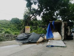 Gagal Menanjak, Truk Fuso Bawa Semen Terbalik di Paringin