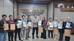 Kapolres Balangan Berbagi Mushaf Al-Qur’an Kepada Awak Media