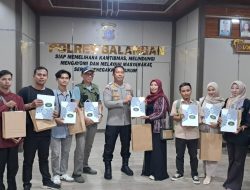 Kapolres Balangan Berbagi Mushaf Al-Qur’an Kepada Awak Media