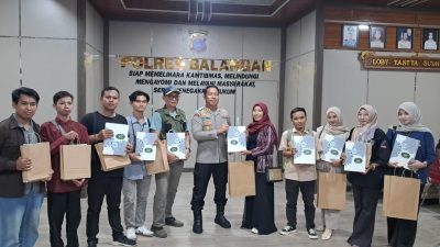 Kapolres Balangan Berbagi Mushaf Al-Qur’an Kepada Awak Media