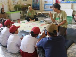 Gandeng Tim Pengabdian UM, Bocah Meratus di SD Kecil Raranum Kini Mahir “Menyulap” Air Keruh Pasca-Banjir