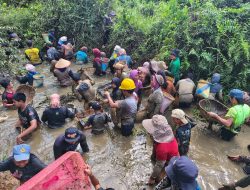 Ratusan Warga Tebing Tinggi Ramaikan Tradisi Menangguk di Sungai Rarawa