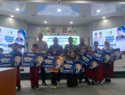 Pemkab Balangan Serahkan Beasiswa PIP dan Program 1.000 Sarjana