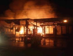 Kebakaran Hebat Melanda Desa Kaladan, Tiga Bangunan Hangus