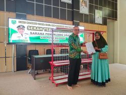 DKUKMTK Balangan Serahkan 37 Rak Etalase kepada Pelaku UMKM