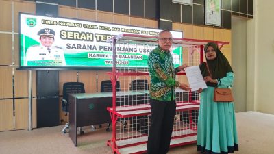 DKUKMTK Balangan Serahkan 37 Rak Etalase kepada Pelaku UMKM