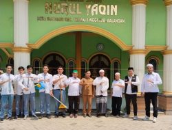 FKUB Balangan dan SMAN 1 Tebing Tinggi Gelar Aksi Bersih-Bersih Masjid